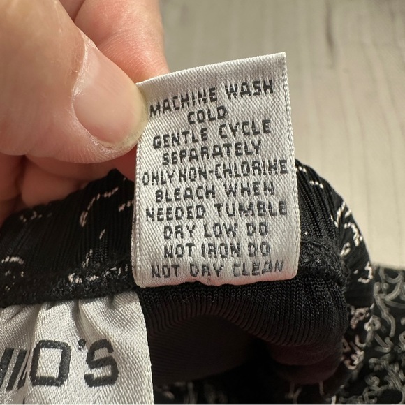 Chico's Traveler's skirt, size 2, b/w floral design, stretchy, flowy - Picture 7 of 7